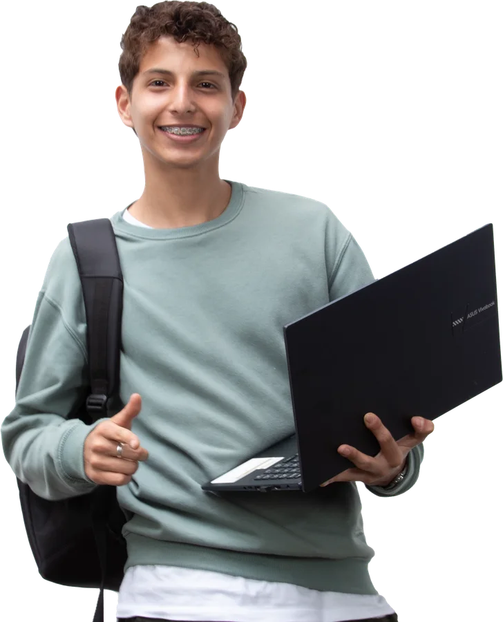 Estudiante de Estudiarte con su portátil, pulgar arriba