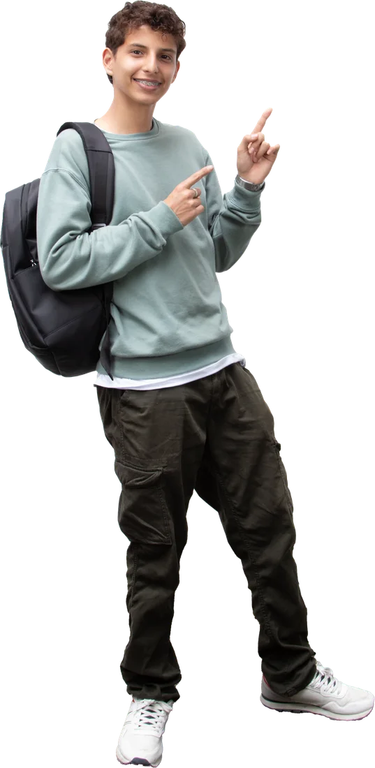 Estudiante de Estudiarte señalando la calculadora de carreras